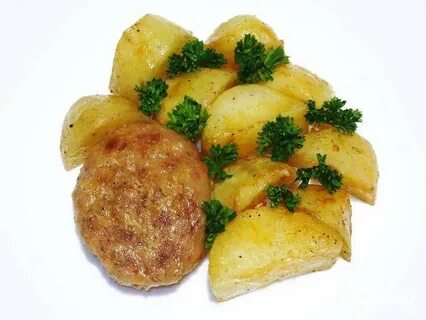 Картошка тушеная с котлетами