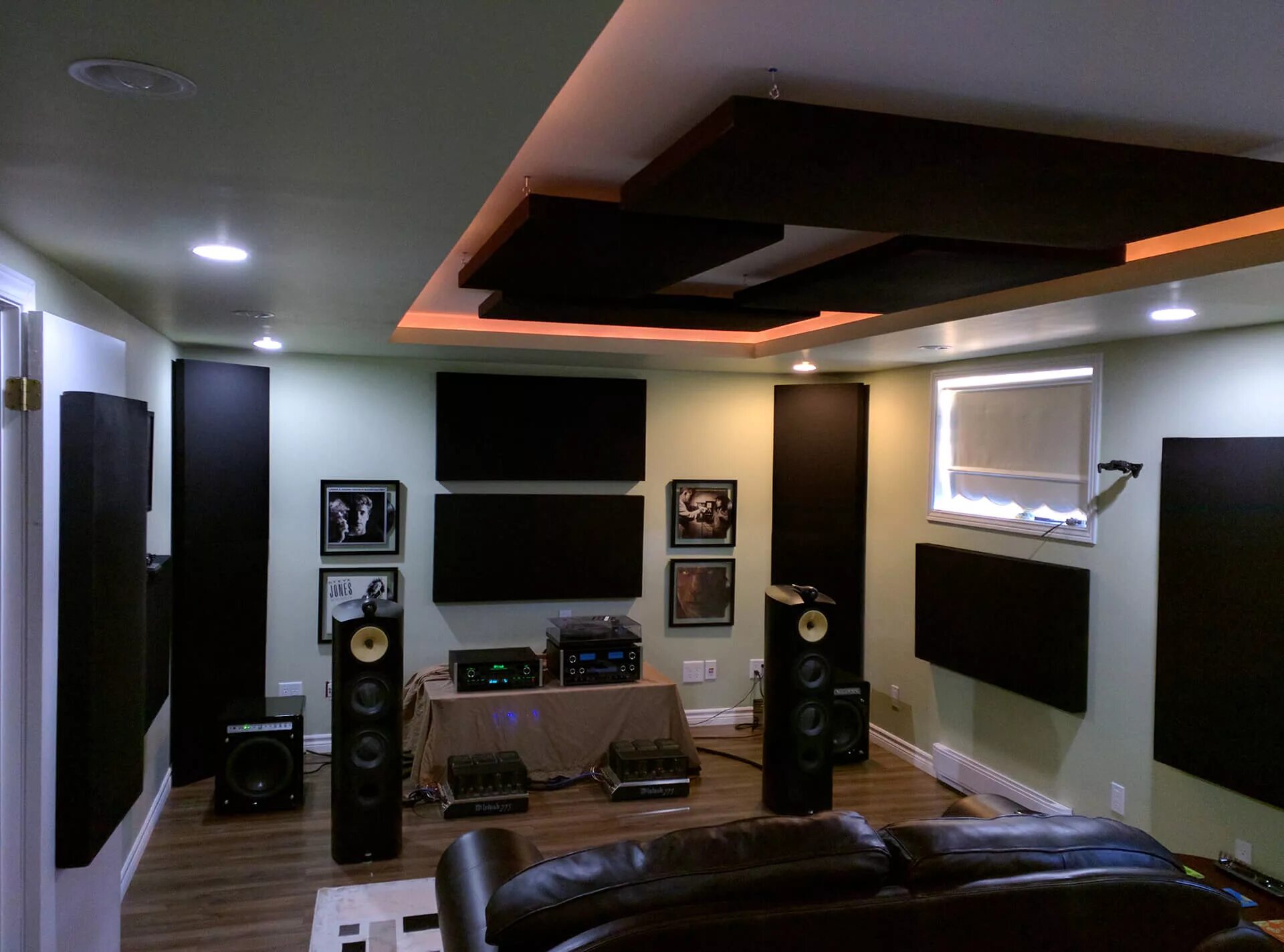 Listening room. Hi end аппаратура. Прямоугольная комната с акустикой. Listening room. Listening room hi end audio.