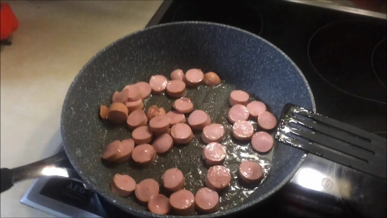 Яичница с сосисками. Яичница с сардельками. Сосиски с яйцами на сковороде. Яичница глазунья с сосиской. Оригинальный завтрак из яиц.
