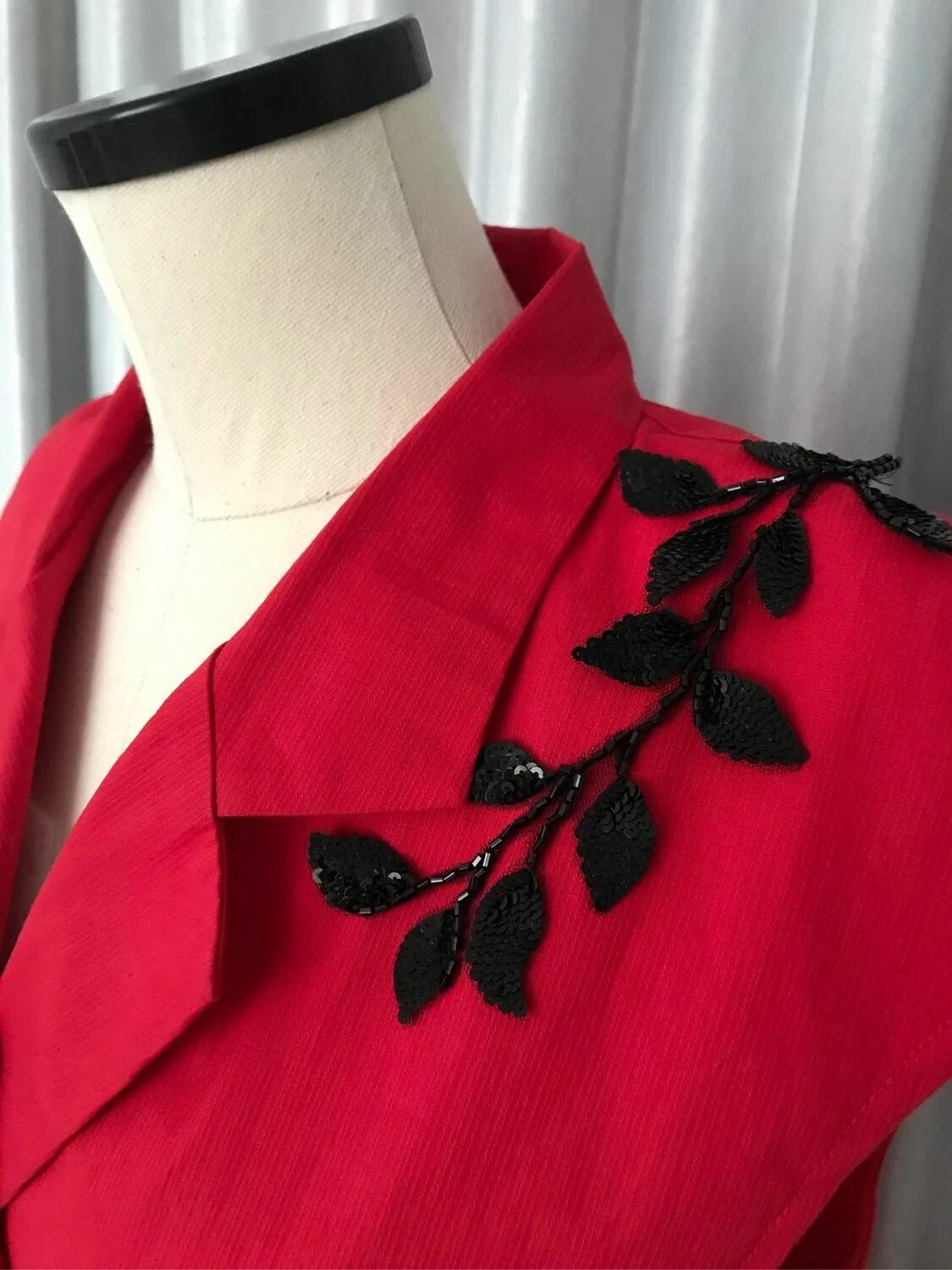 блузка с воротником. отложной воротник с лацканами. платье с английским воротником. типы воротников женских блузок. воротник апаш.