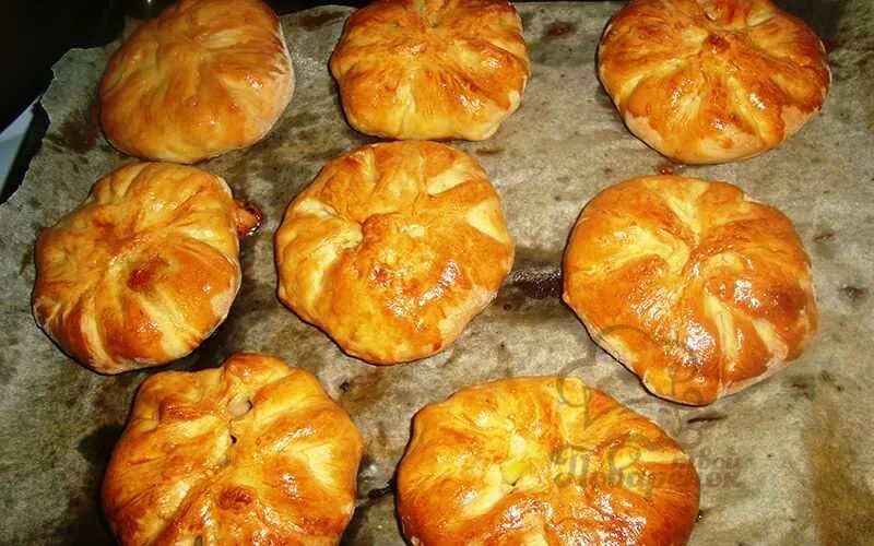 Курник порционный. Курник с сыром. Мини курники. Курник. Курник рецепт маленькие в духовке.