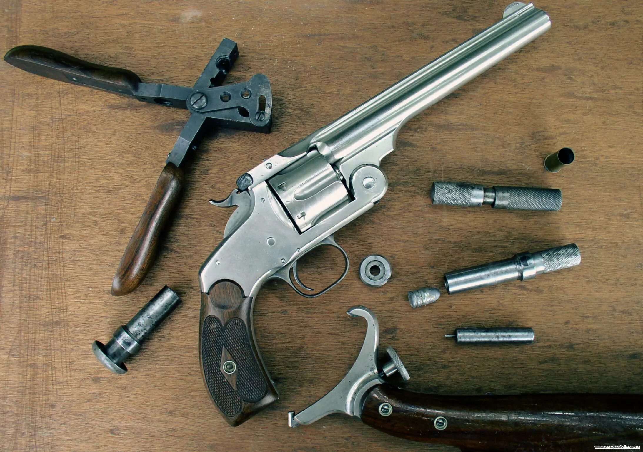 Гражданское служебное и боевое оружие. Оружие для самообороны. Коллекционные ножи. Незаконный оборот оружия. Colt king cobra 357 magnum.