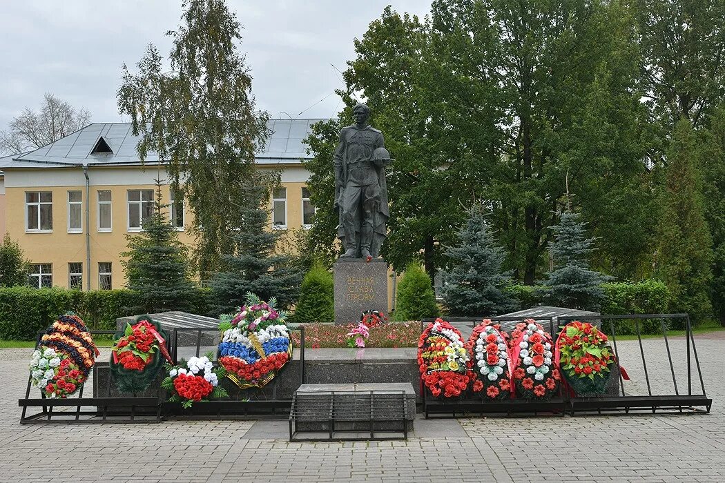 Поселки тосненского района ленинградской области. Город Тосно Ленинградской области. Ленинградская область города Тосно площадь. Памятники Тосно. Тосно памятник неизвестному солдату.