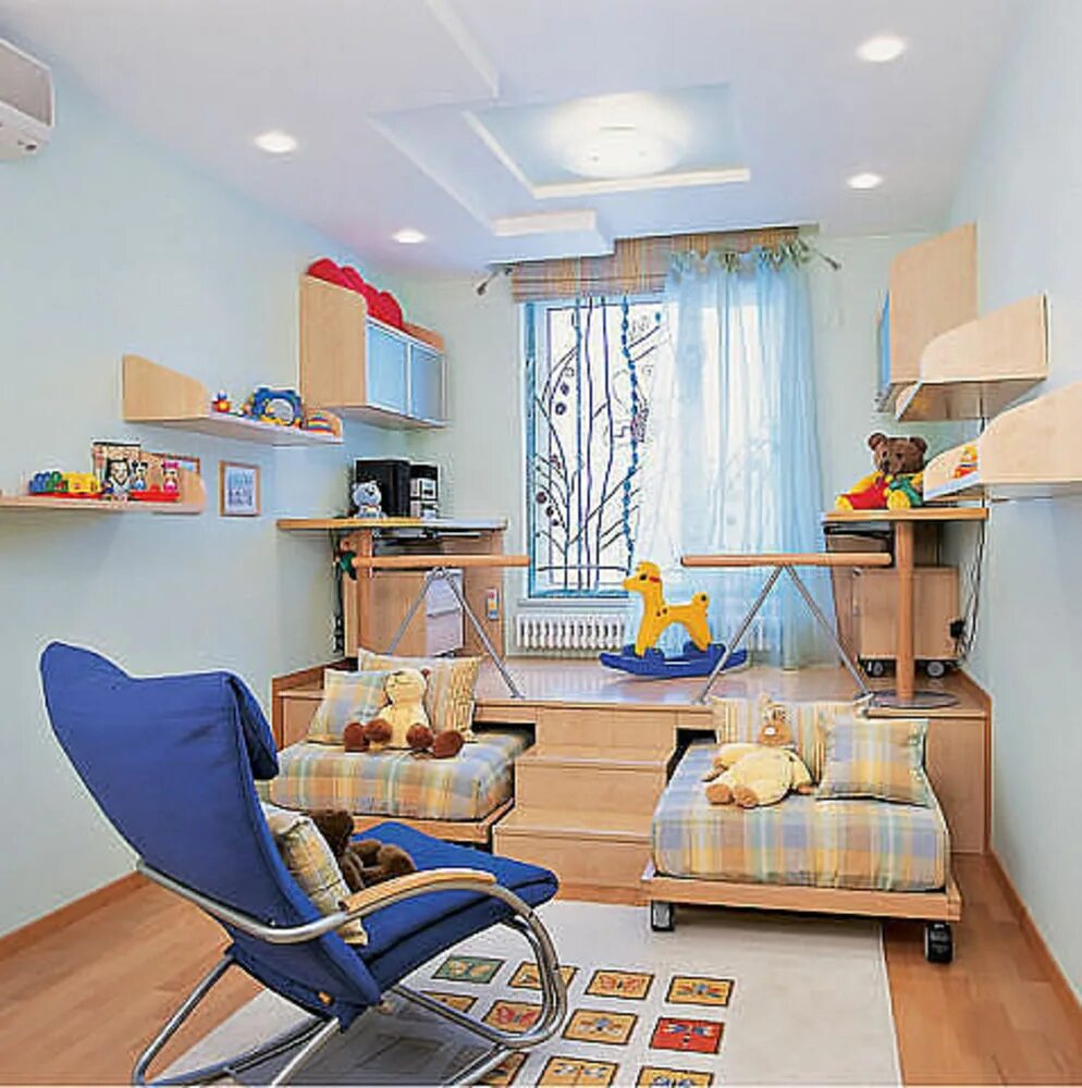 Перестановка мебели в комнате. Детская комната с подиумом. Маленькая комната для двоих детей. Маленькая комната для мальчика. Интерьер детской для двоих.