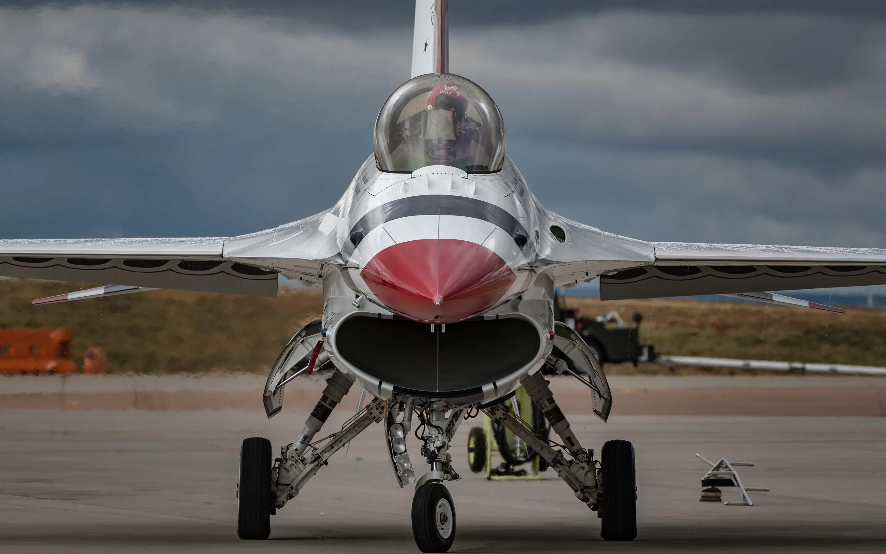 Falcon thunderbird q7. F 16 falcon. ф-16 фантом. f-16 fighting falcon. ф16 штурмовик.