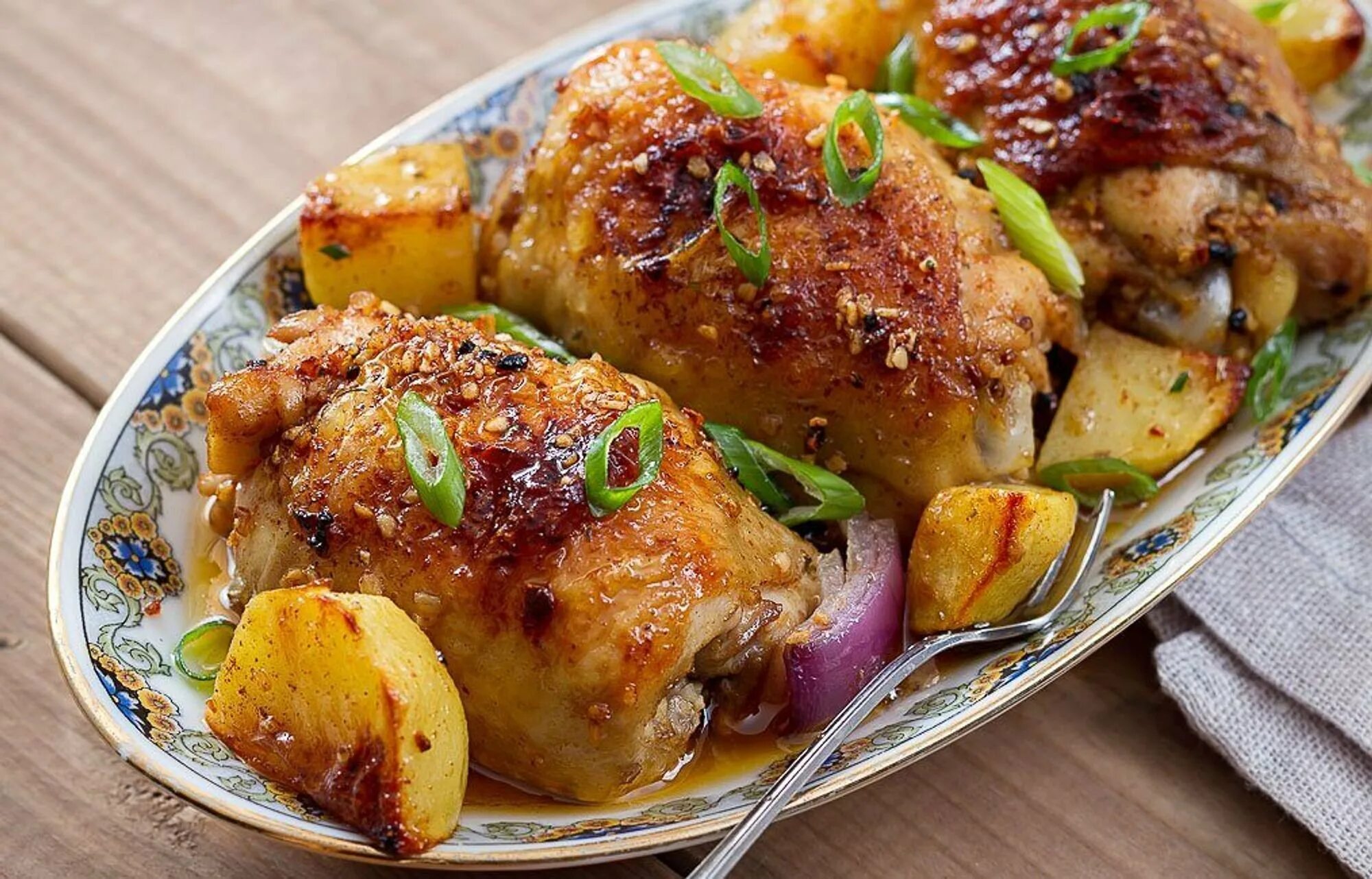 Что вкусное можно приготовить из куриного филе. Куриные бедрышки запеченные в духовке. Курица с картошкой. Картошка с бедрышками в духовке. Куриные бедра с картошкой.