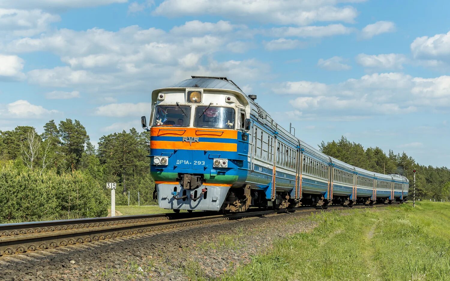 Поезда гомель калинковичи дизель. Поезда России. Поезд 293а. Белорусская ЖД картинки. Картинки про поезда и железные дороги.