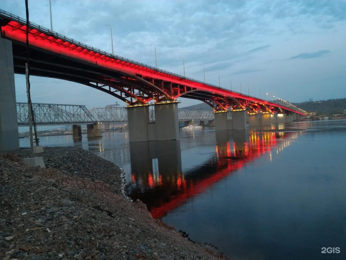 В красноярске на николаевском мосту. Николаевский мост Красноярск. Коммунальный мост Красноярск. Николаевский, Железнодорожный мост Красноярск. Мост через Енисей в Красноярске.