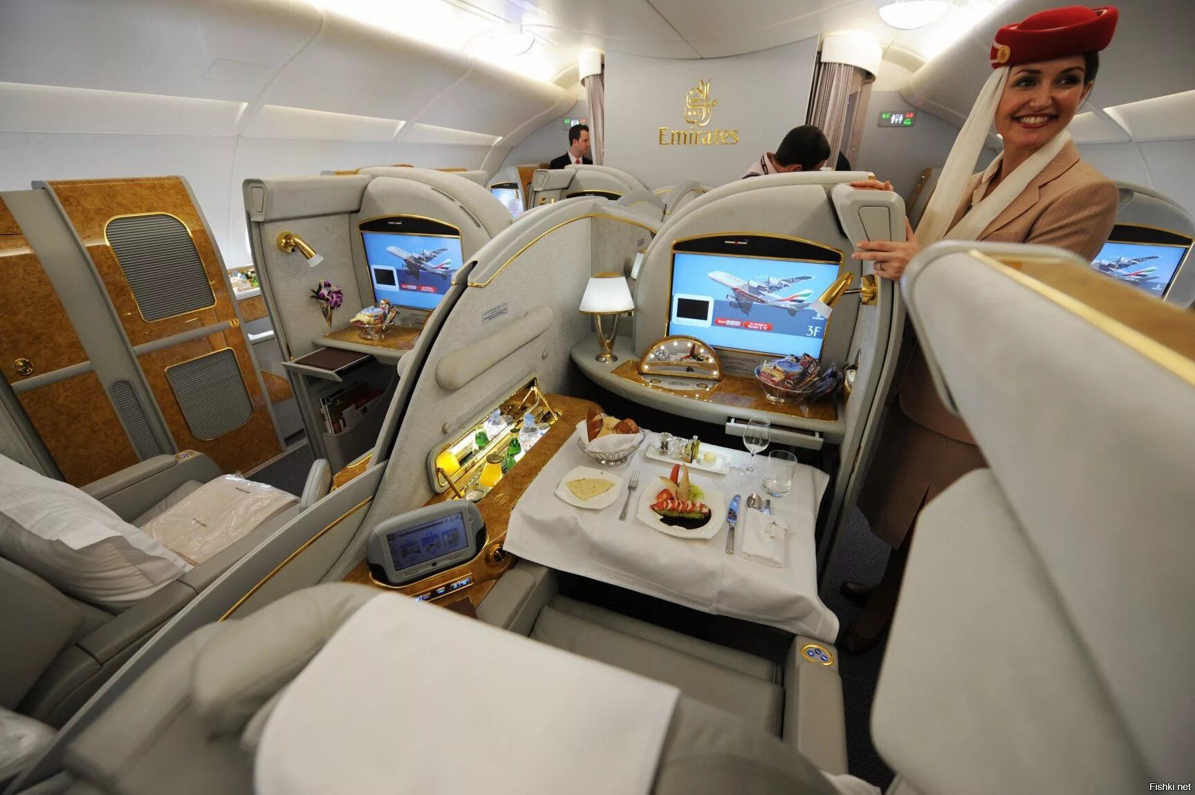 Airbus a380 Emirates бизнес класс. Airbus a380 Emirates первый класс. Самолёт Airbus a380 Emirates салон. Первый класс Emirates Airlines a380.