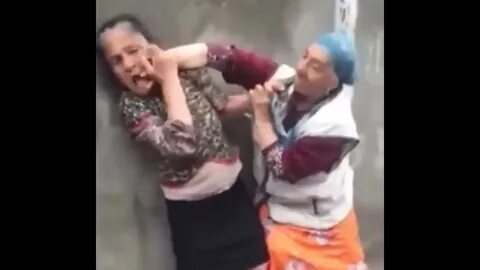 Бабка душит