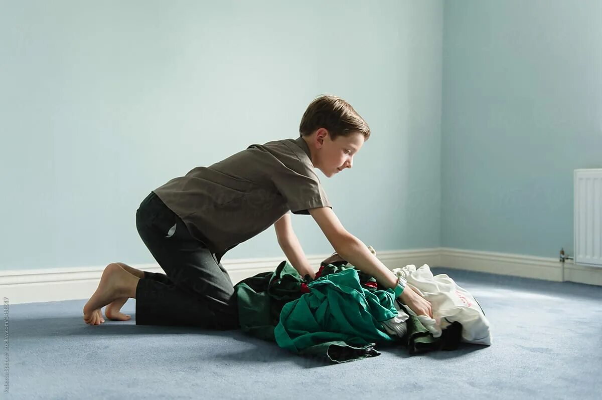 Get up to floor. Грязная одежда. pick up clothes. избавьтесь от грязной одежды креатив. pick up dirty clothes from the floor.