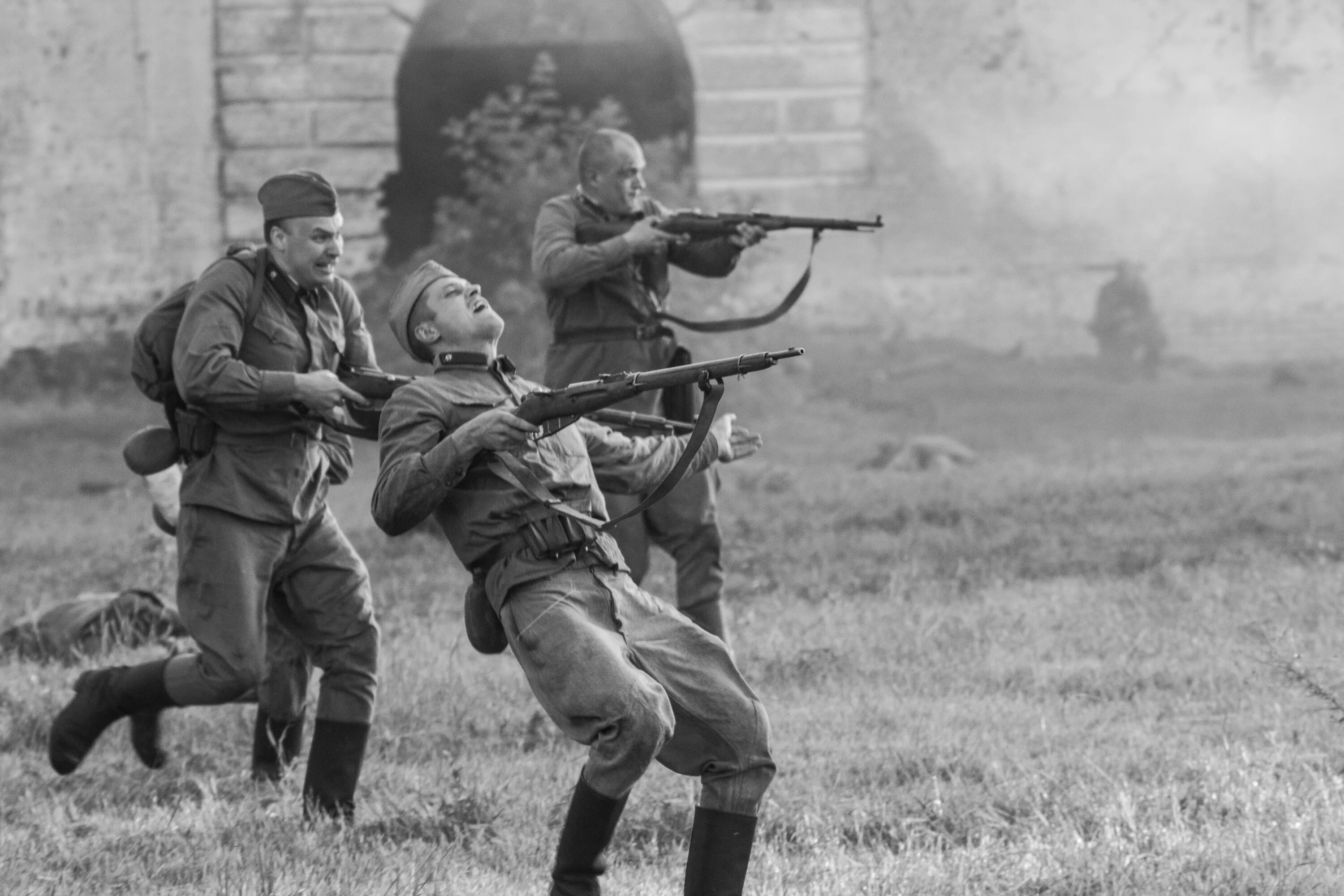 Нападение вов. Советские солдаты в Брестской крепости. Солдаты Брестской крепости 1941. Брестская крепость бои в 1941. Брестская крепость бой немцы.