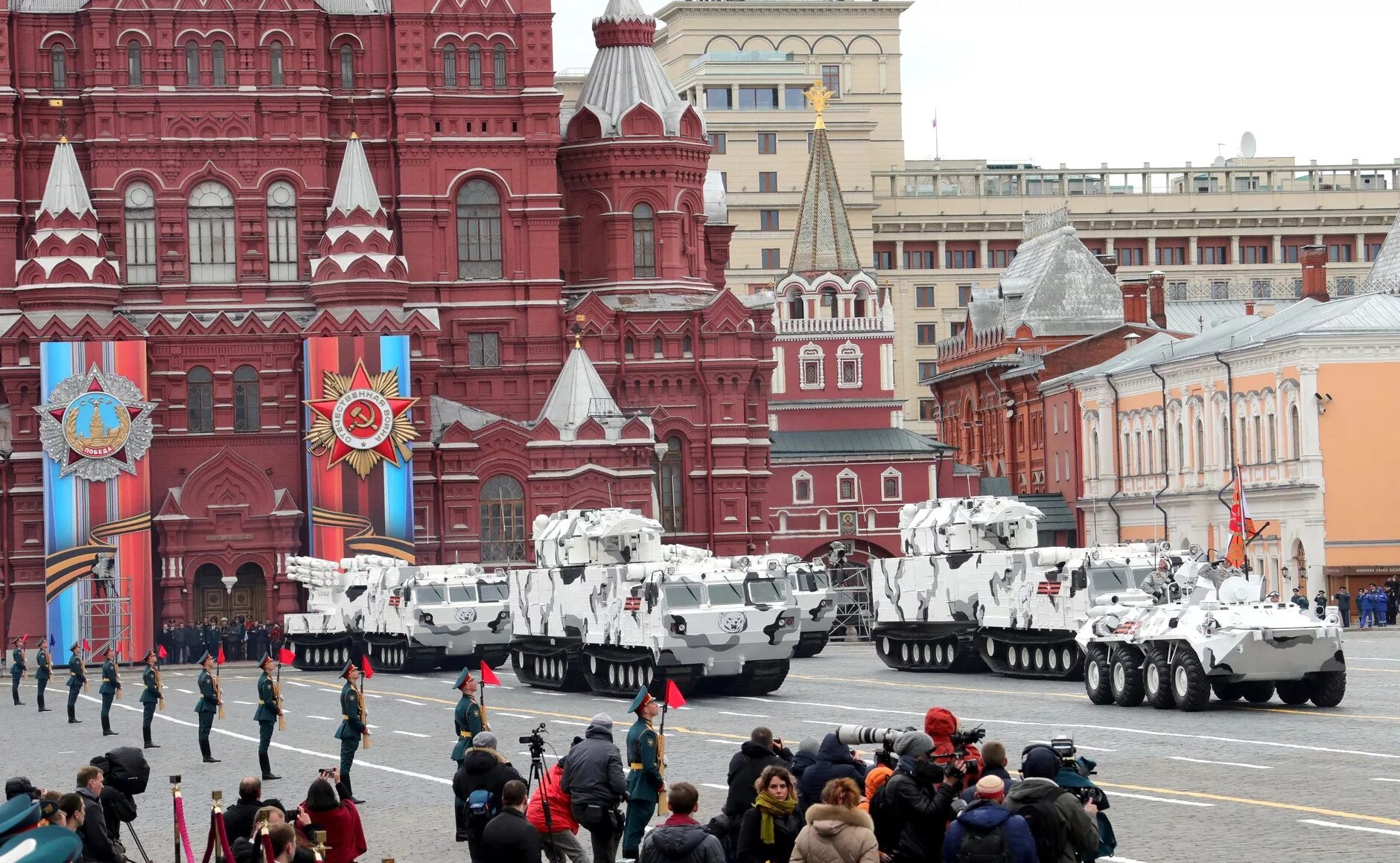 Парад победы в москве с высоты птичьего полета. 9 мая 2022 красная площадь. Красная площадь май 2015. 9 мая парад победы красной площади 2015. Красная площадь май 2015.