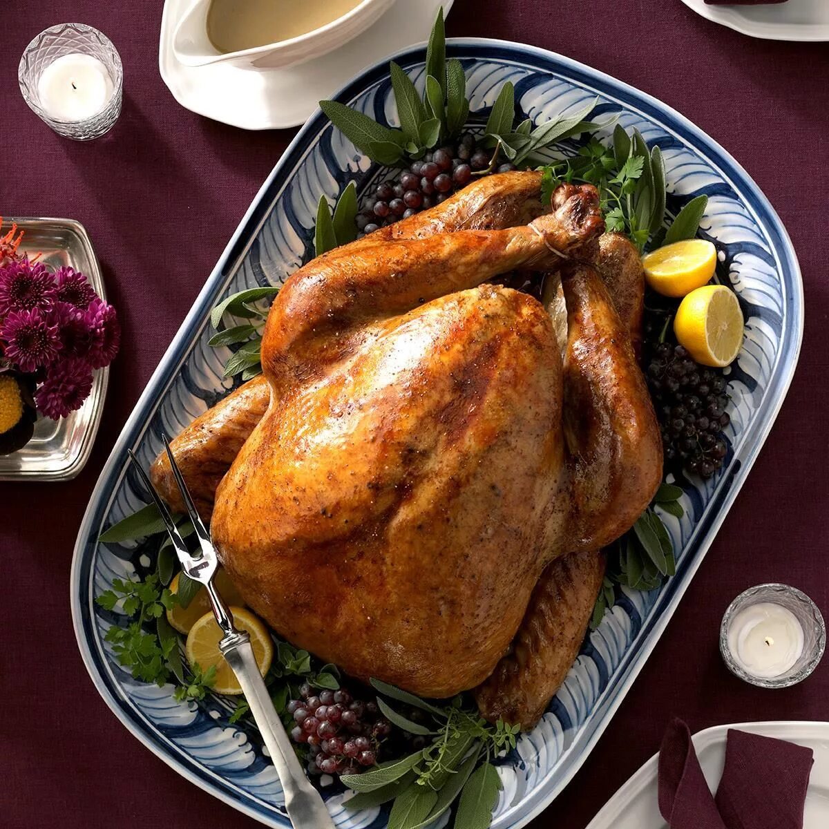 Украсить курицу. Индейка на день Благодарения в США. Индейка на день Благодарения. Запеченная курица на праздничном столе. Индейка на праздничный стол.