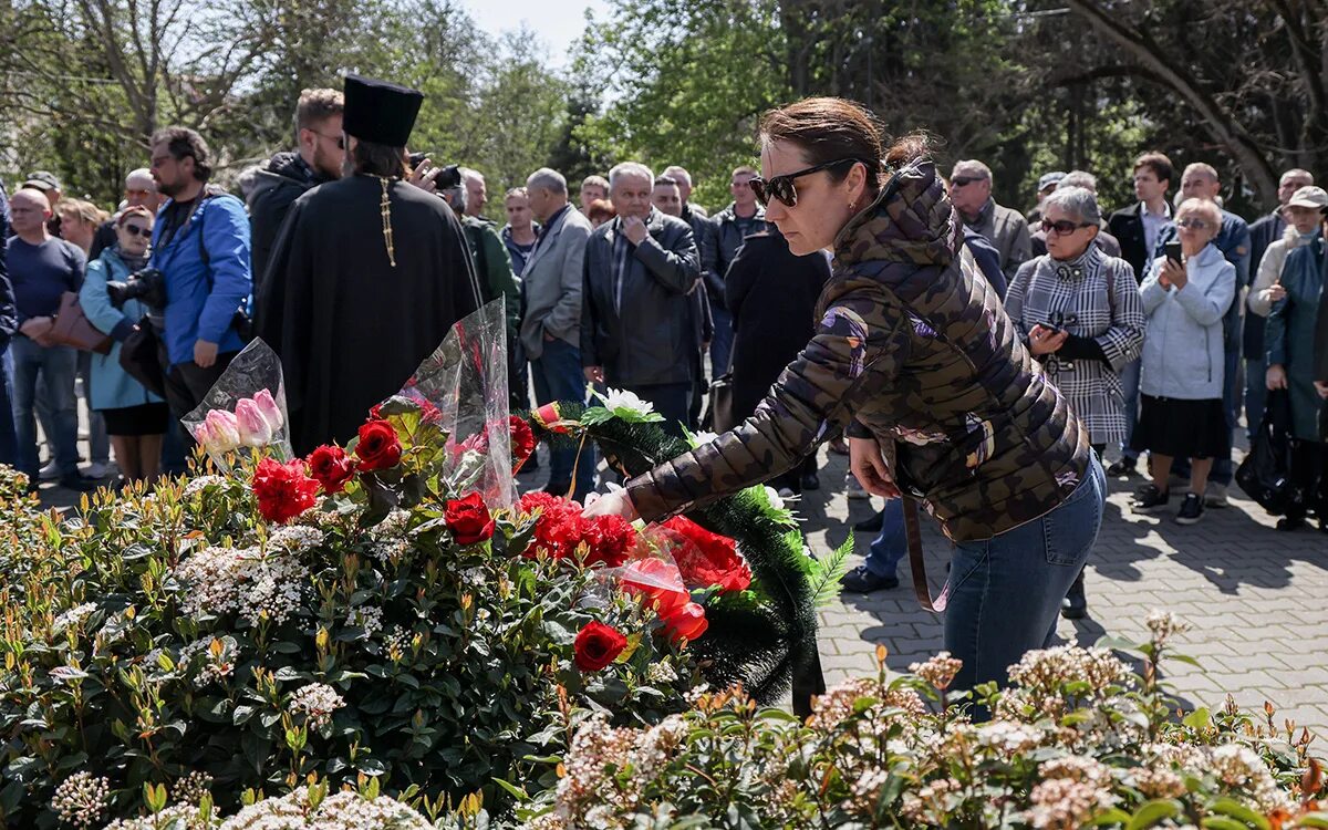 Родственники погибших в москве. Памятник крейсеру Москва. Панихида с экипажем крейсер Москва.