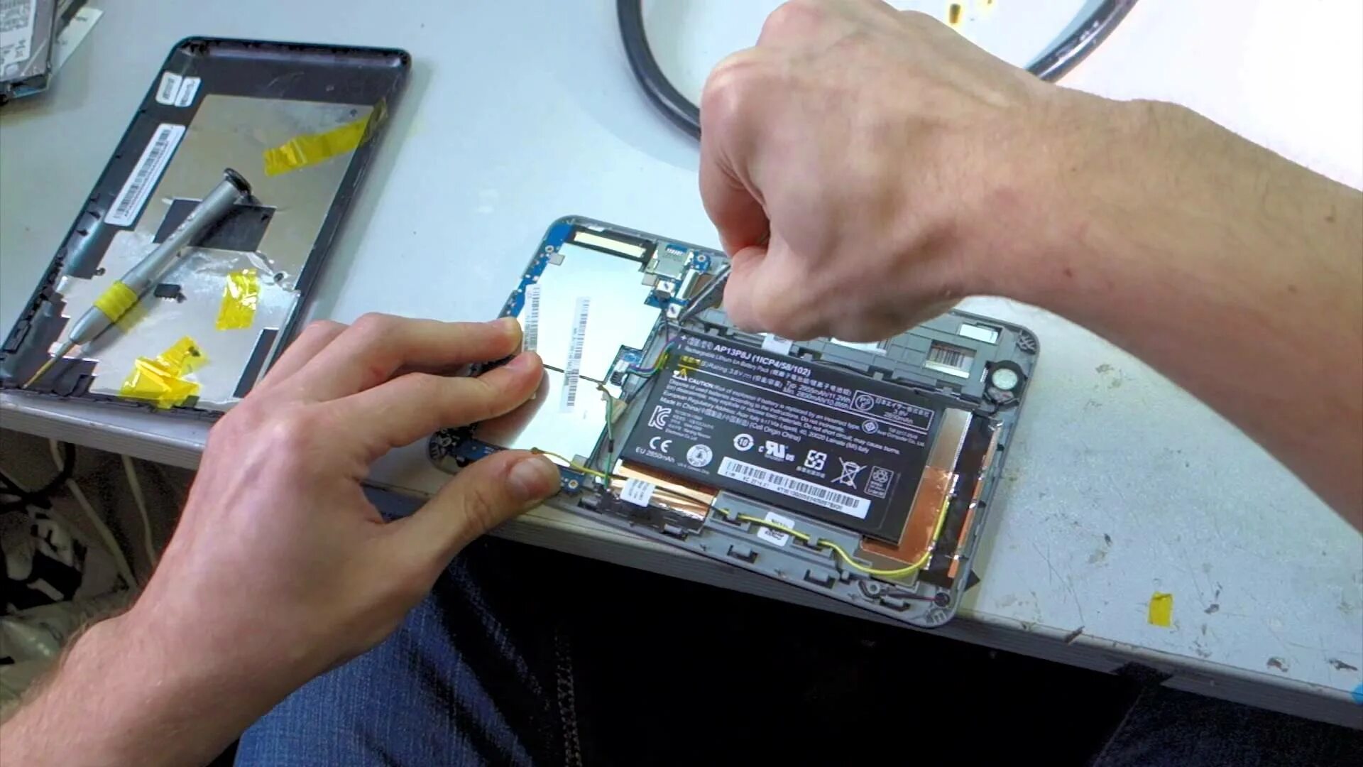 Сервис ремонта планшетов самсунг. Acer Iconia a1-713hd. Разобранный планшет. Починка планшета. Ремонтировать планшет.