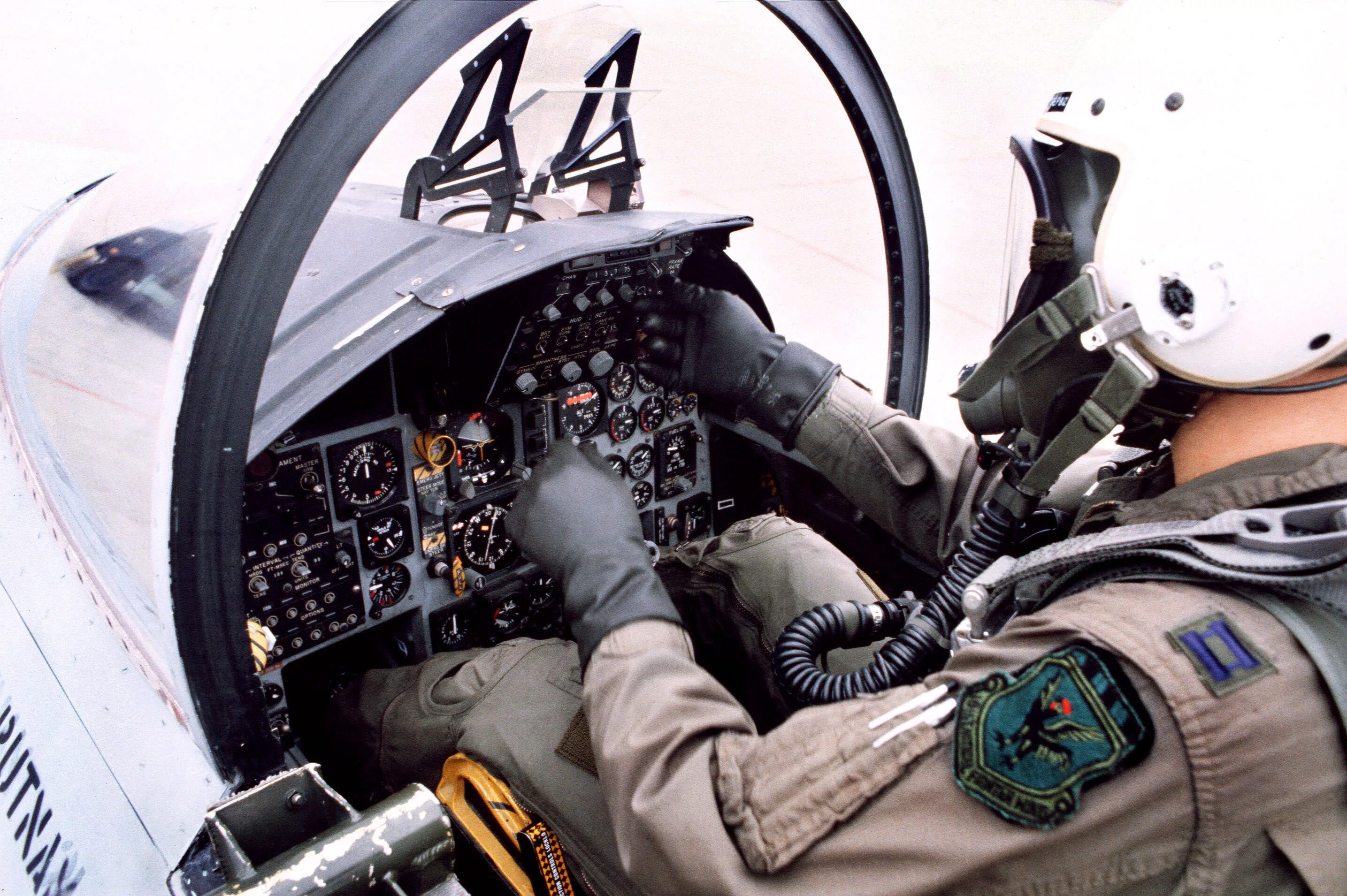 Как управлять истребителем. F-15 Cockpit. F-15d Cockpit. Су-35 кабина. Су-35 кабина пилота.