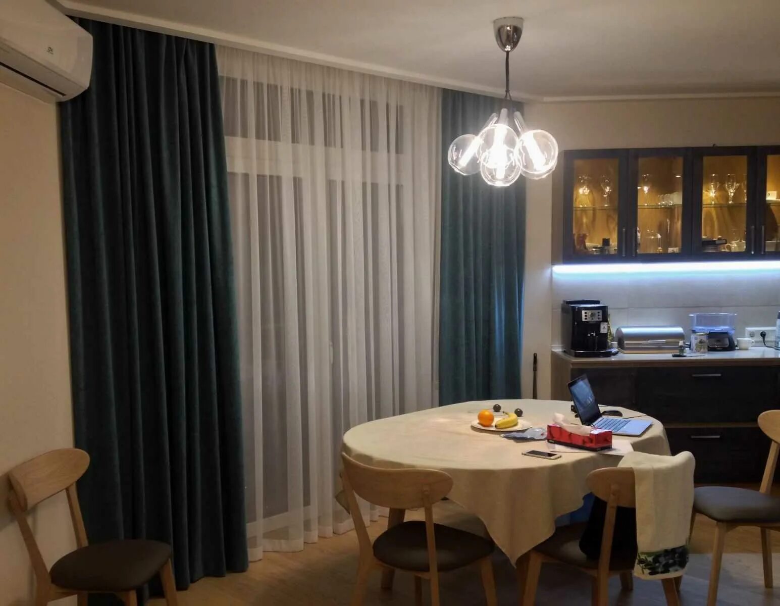 Тюль на кухню 2023 фото. Тюль на кухню 2023 фото. Занавеска для кухни. Занавески на кухню в современном стиле. Римские шторы в кухне гостиной.