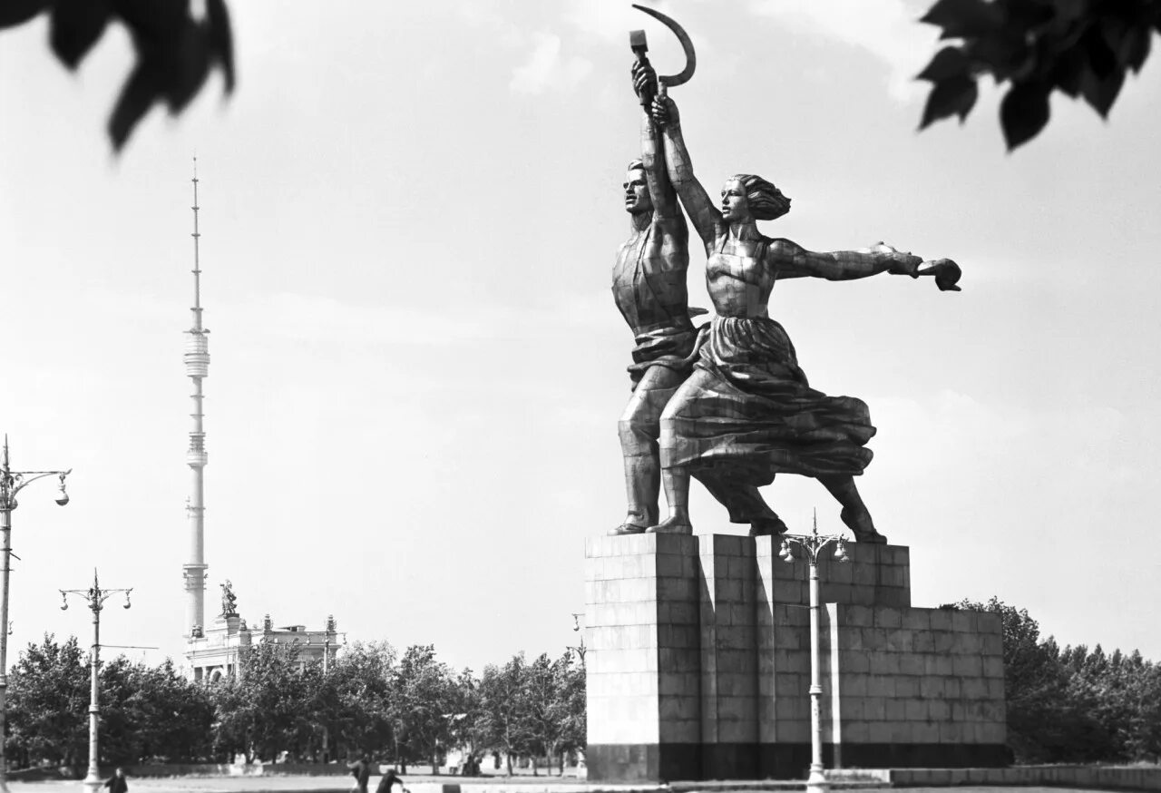 Советские фотографии памятник. Памятник ленину на вднх. Мамаев курган памятники ссср. Литва советский союз. Вднх скульптура рабочий и колхозница.