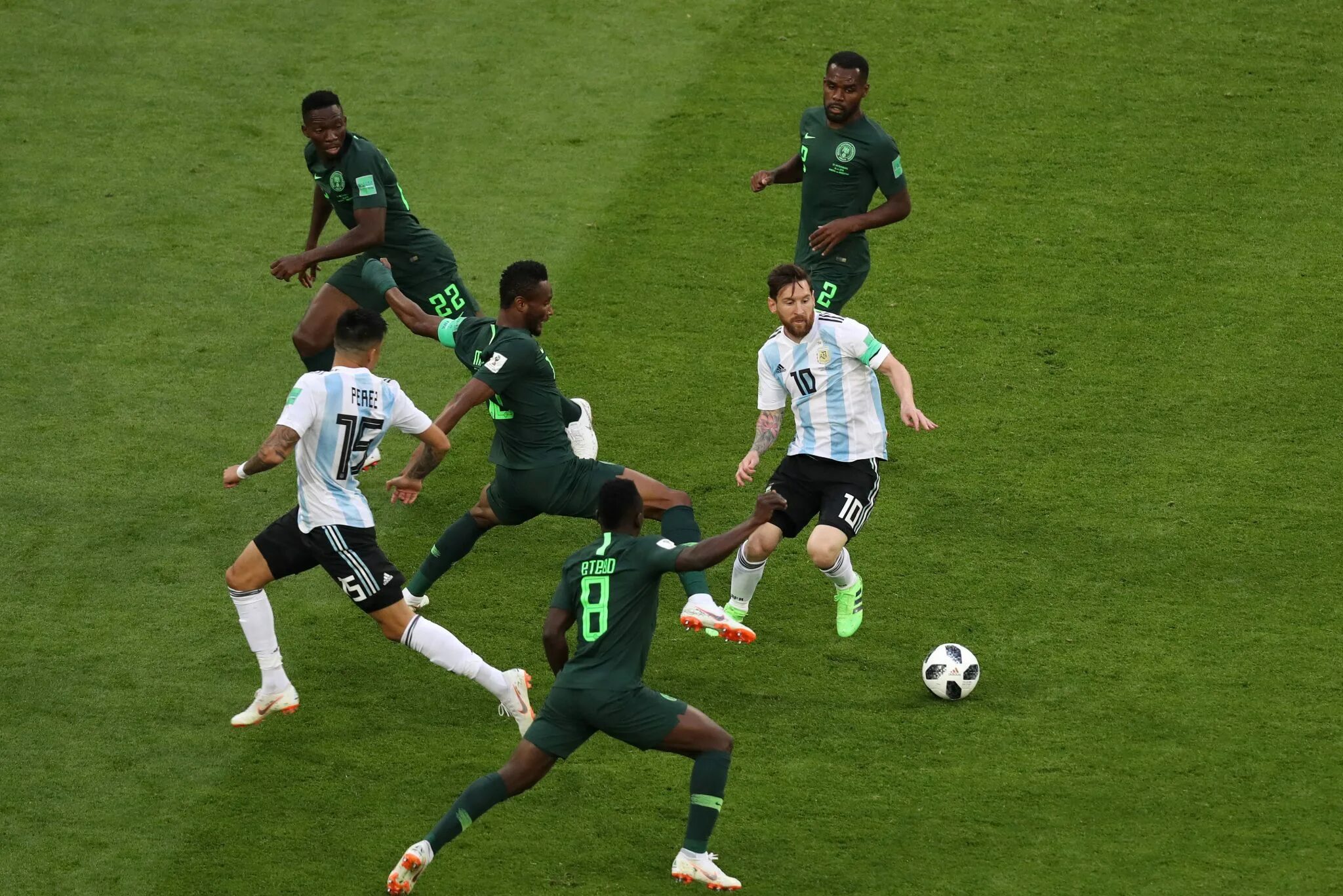 Игроки 4 9. Месси 2018 Нигерия. Месси против Нигерии. Messi Argentina Nigeria. Месси в окружении игроков.