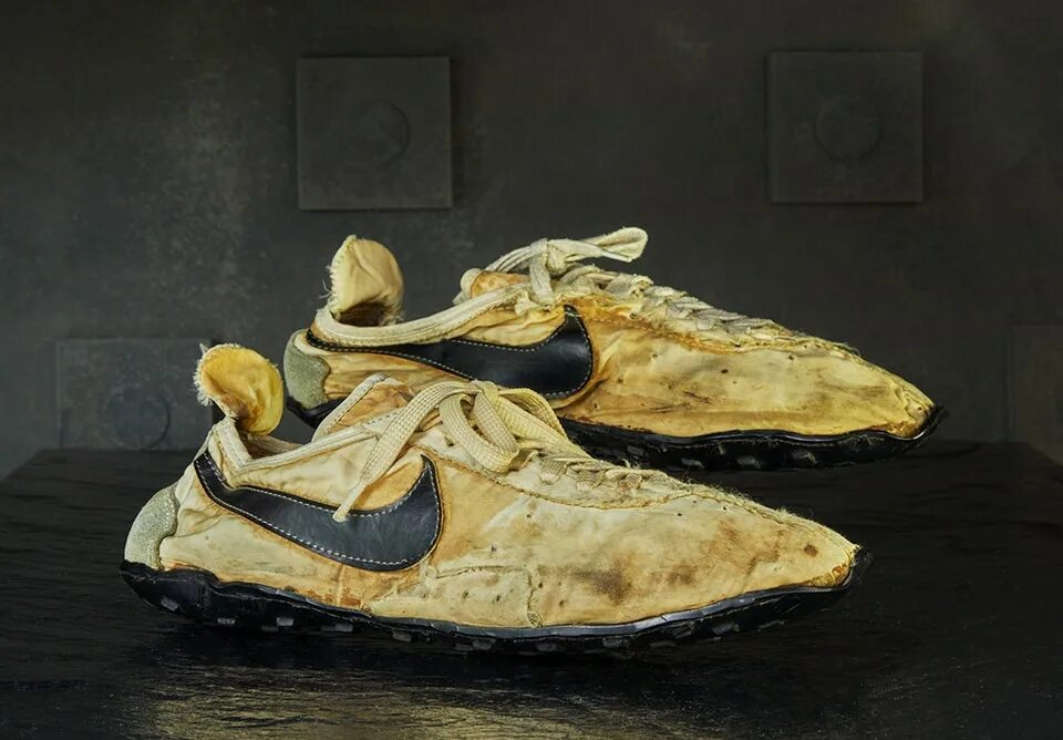 Мир кроссовок. Nike Moon Shoes, 1972. Nike Waffle Racing Flat Moon Shoes. Первые кроссовки найк 1972. Nike Moon Shoe Билла Бауэрмана.