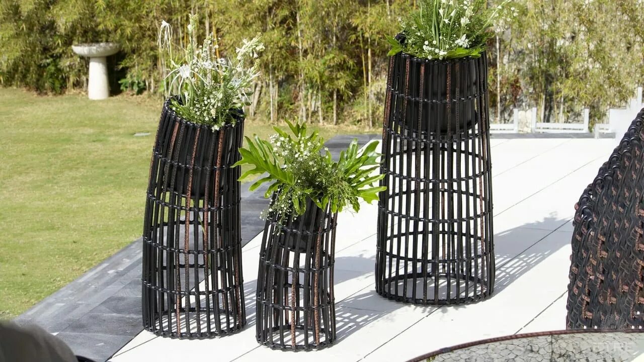Как поставить стойки из ротанга. Комплект кашпо keter cylinder planters. необычные кашпо из ротанга. кашпо из ротанга в ландшафте. кашпо из искусственного ротанга.