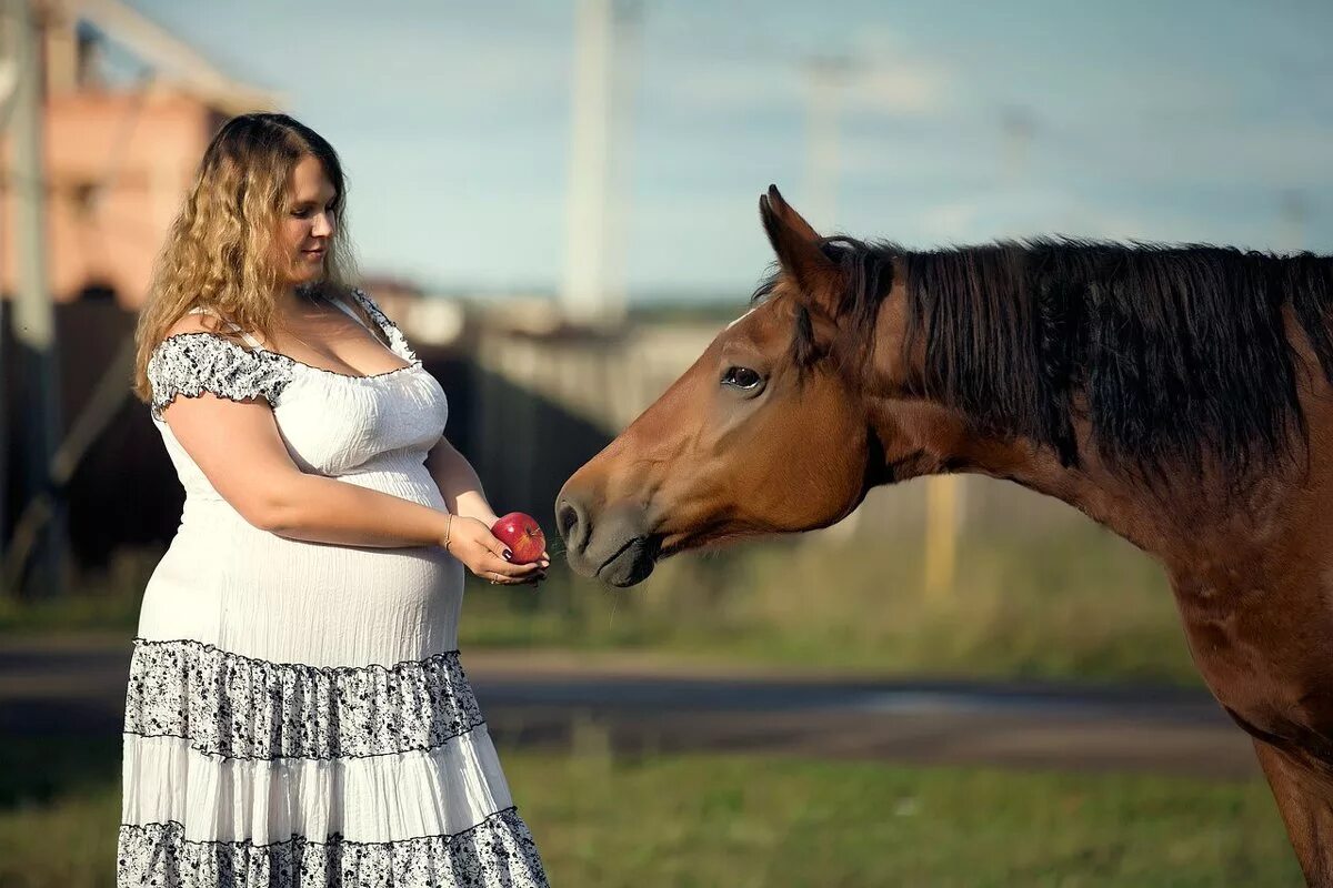 лошадь и беременная женщина. фотосессия с лошадью позы. беременная на коне. можно ли беременным на лошадях. беременная лошадь фото.