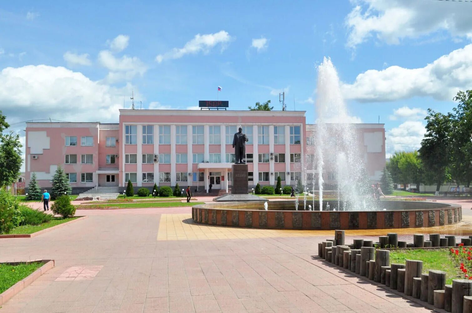 Чернушка муром. Муром площадь 1100-летия мурома. площадь 1100 летия в муроме. муром площадь ленина. администрация города мурома.