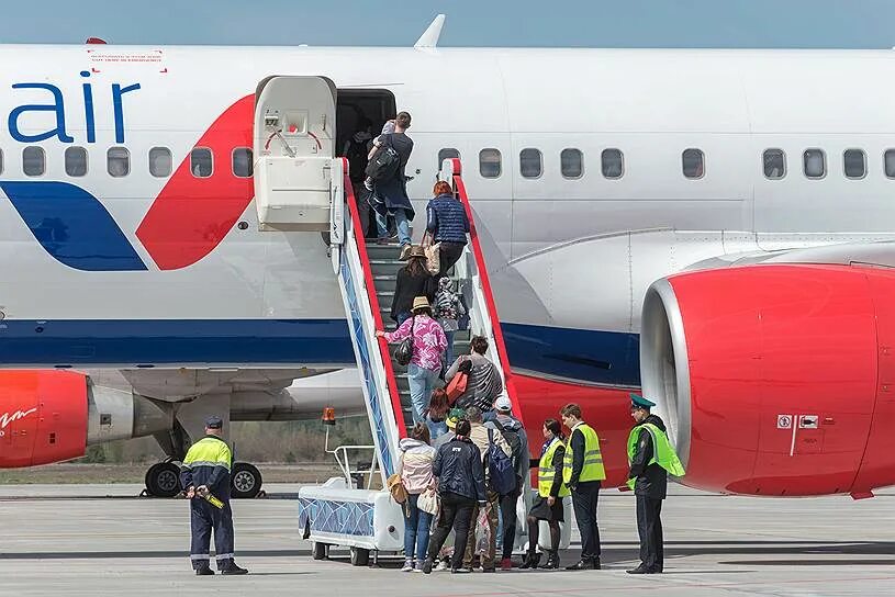 Азур эйр вылеты. Азур Эйр в Пулково. Аэропорт Толмачево Новосибирск Азур Эйр. Рейс Азур АИР Толмачево Бангкок вылет 2 февраля 00:40.