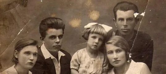 Отец года советский. Старые фотографии. Старые семейные снимки. Довоенные семейные портреты. Старые поврежденные фотографии.