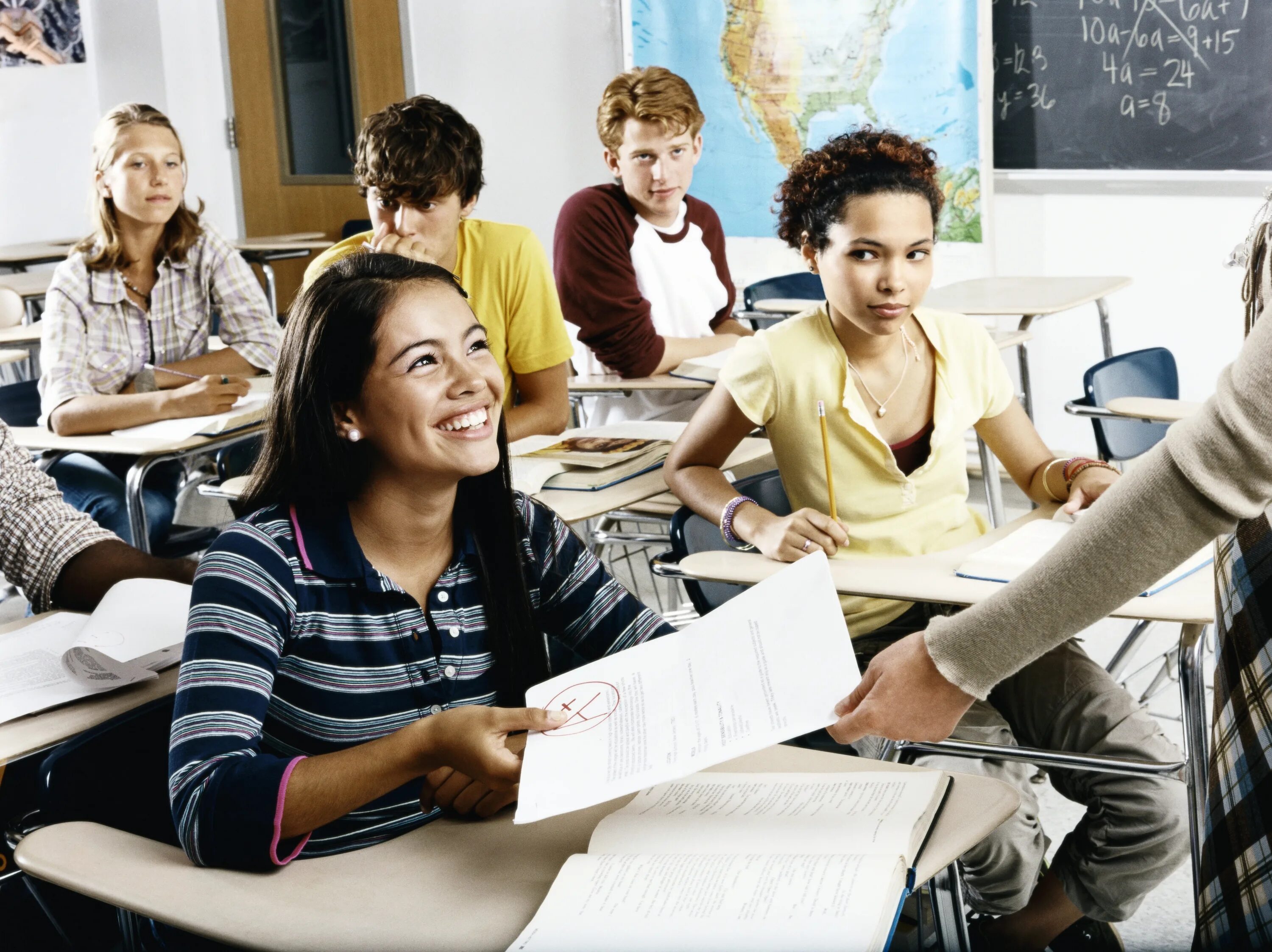 Talk about school life. География для студентов. Студентка общается. Students talking. Картинки фото английский экзамены.