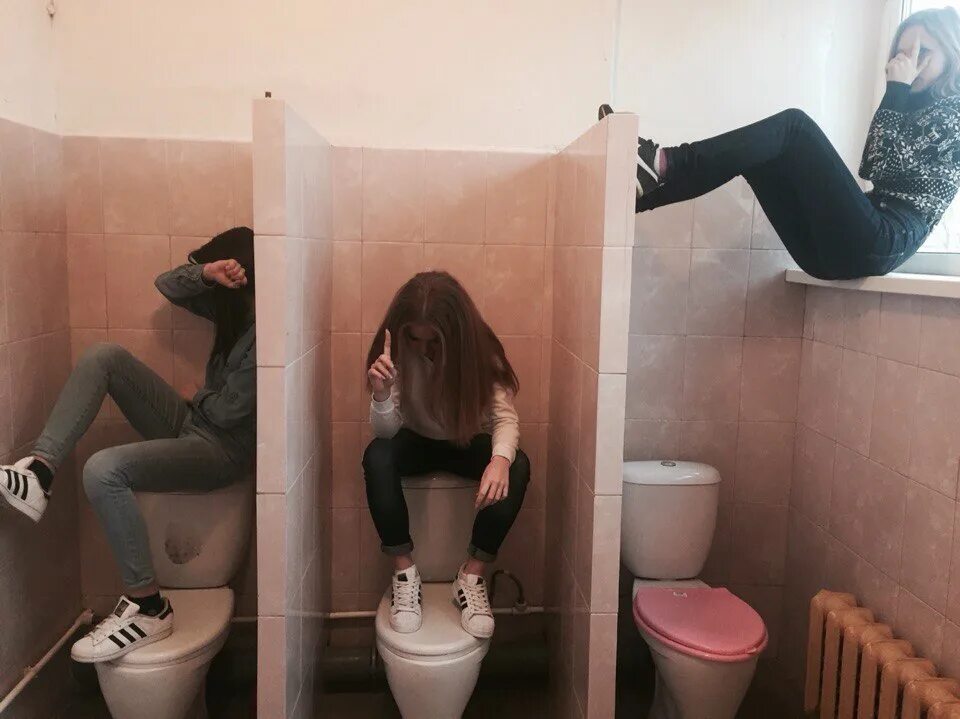 Школьный женский туалет. Девушки в школьном туалете. Туалет в школе для девочек. Девчонки в туалете школы.