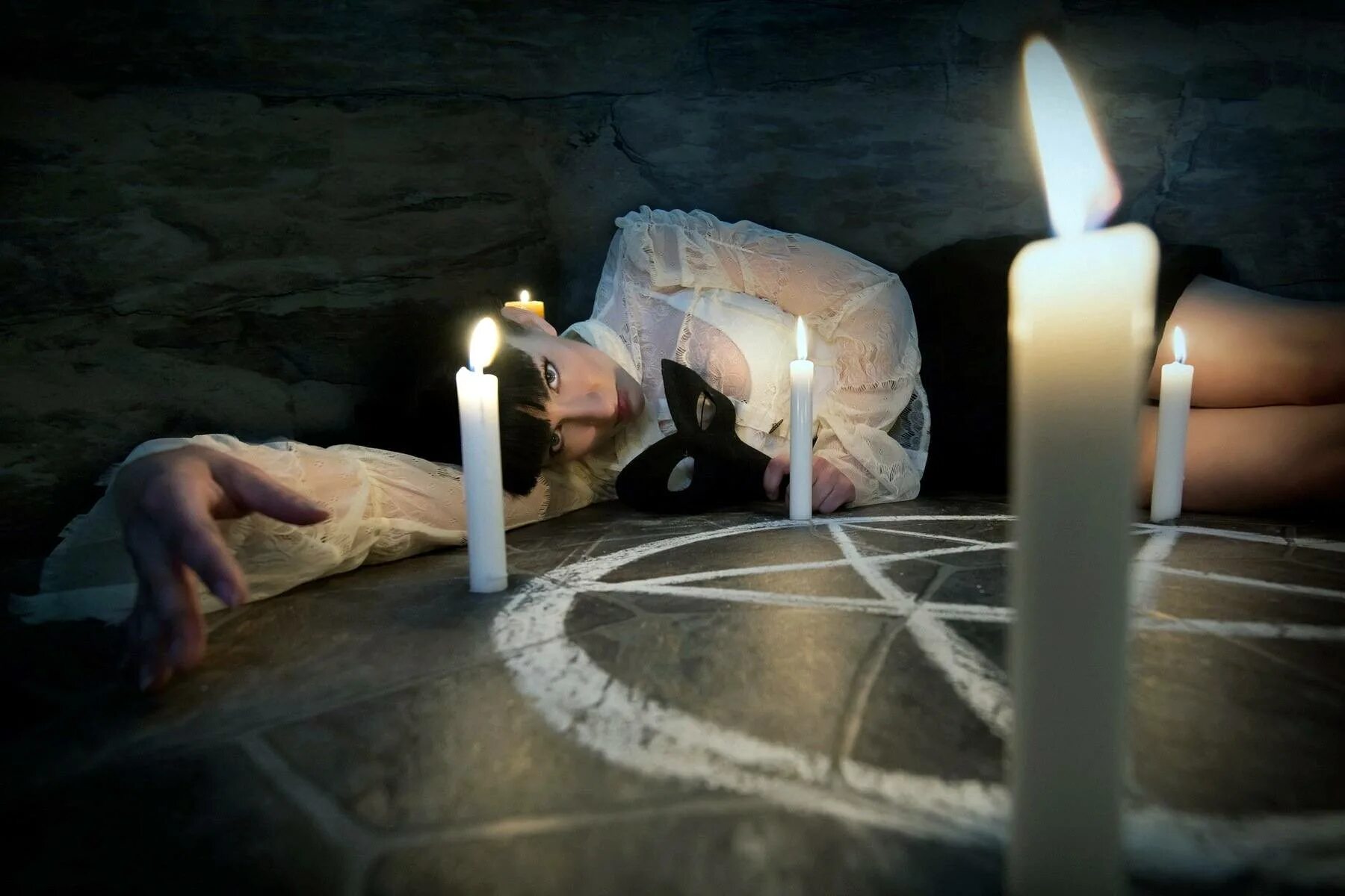 белый любовный приворот. свечи для приворота. приворот на женщину на свечах. приворот черное венчание 2021. приворот на скрученные свечи.