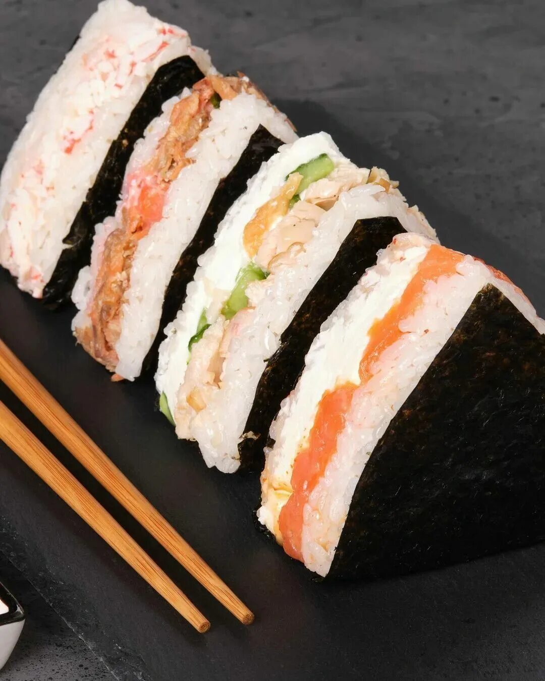 онигири суши. суши треугольник. онигири сяке кунсей. рисовый сэндвич онигири. роллы онигири.