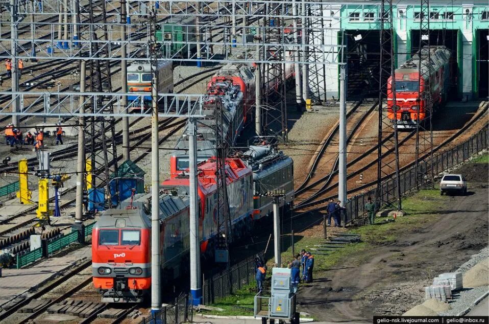 Поезд восточного направления. Эксплуатационное локомотивное депо Новосибирск. Паровозное депо Новосибирск. РЖД локомотивное депо. Депо Новосибирск Локомотив.