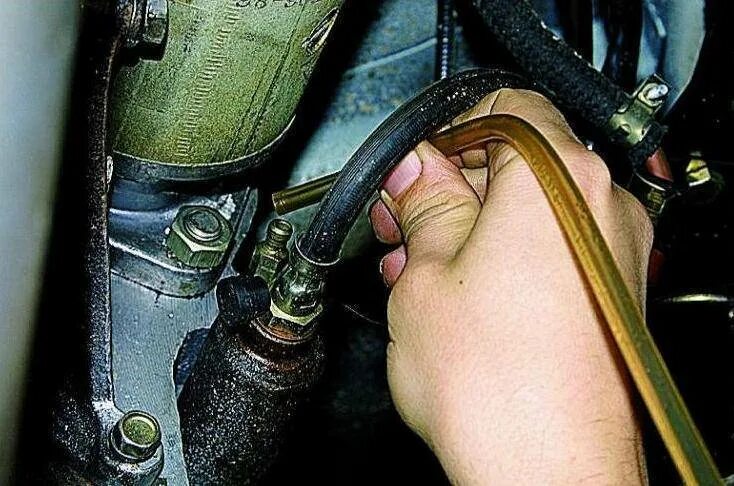 Колпачок штуцера прокачки сцепления мазда 6 gg. 4 сцепление схема. Штуцер сцепления 2107. Прокачать сцепление ваз 2106. Прокачка сцепления.