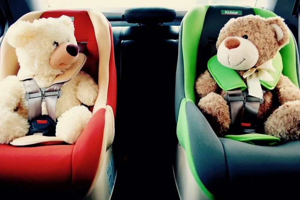 Кресло безопасности в машине. Детское кресло. Автокресло для детей. Кресло для детей в машину. Игрушка в автокресле.