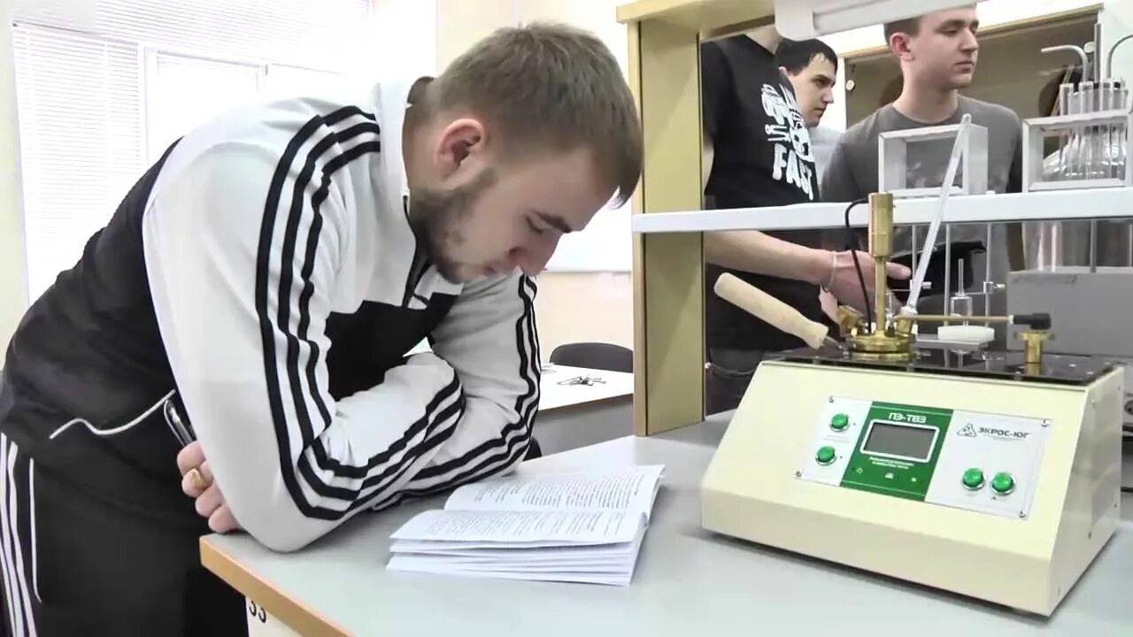 Лаборатория работающая в воскресенье. Нефтехимическая лаборатория. лаборатория смазочных материалов. лаборатория топлива. нефтехимические лаборатории в москве.