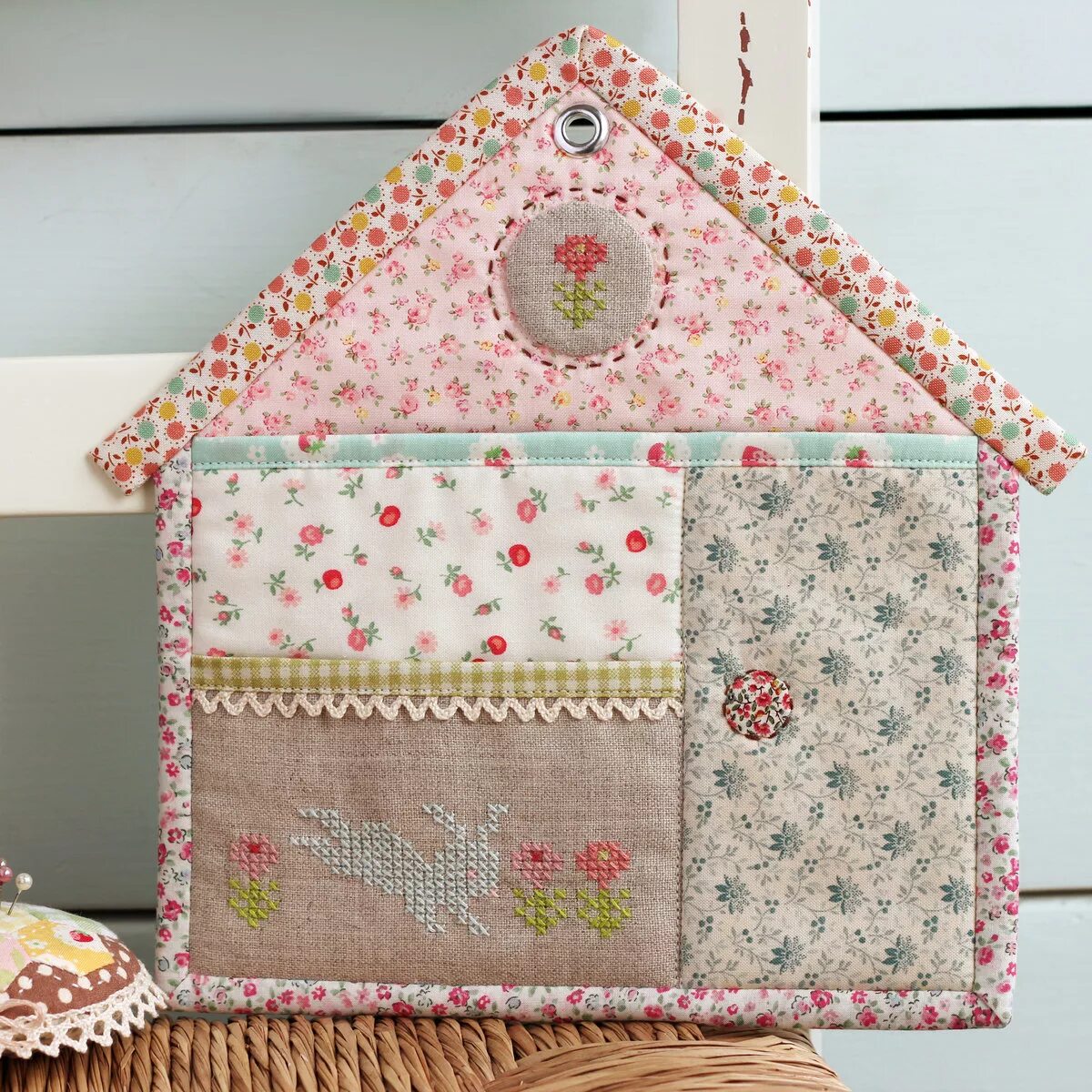 машинка зингер лоскутное шитье. кухонные прихватки в стиле пэчворк. домики из ткани. лоскутное шитье чехол для швейной машины. лоскутные изделия в интерьере.