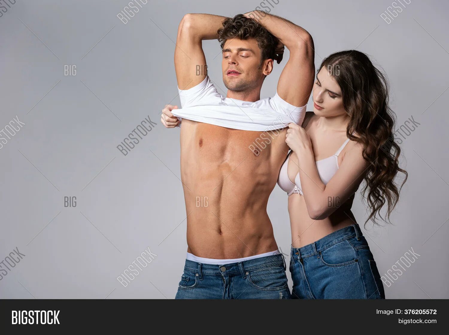 Мужчина раздевает женщину. Мужчина надевает пиджак на девушку. Мужчины снимают одежду женщинам. Мужчины снимают одежду женщинам. Мужчина одевает пальто женщине.