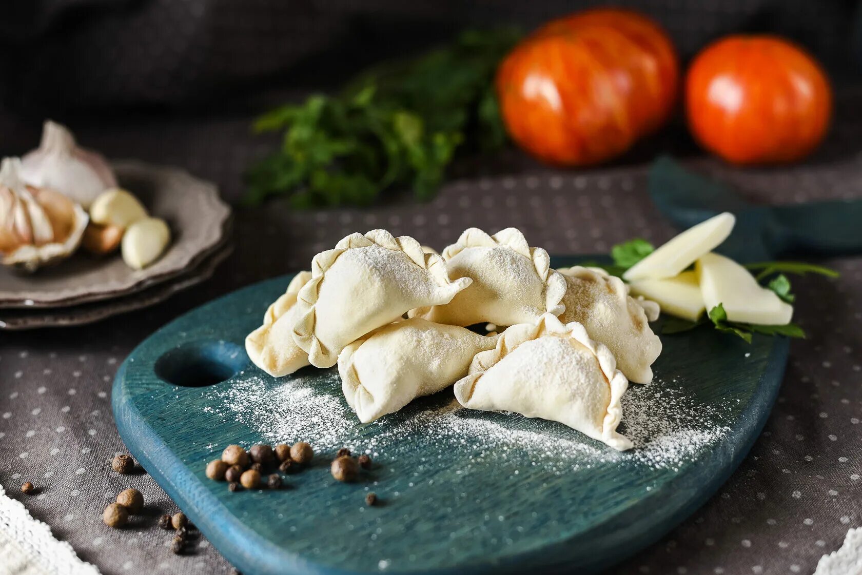 Вареники. Вареники с сыром. Вареники сырые. Вареники с адыгейским сыром. Пельмени с сыром.