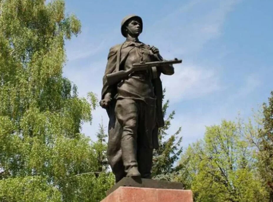 Памятник александру матросову. Памятник александру матросову в уфе. александр матросов памятник в уфе. александр матвеевич матросов памятник. памятник матросова в уфе.