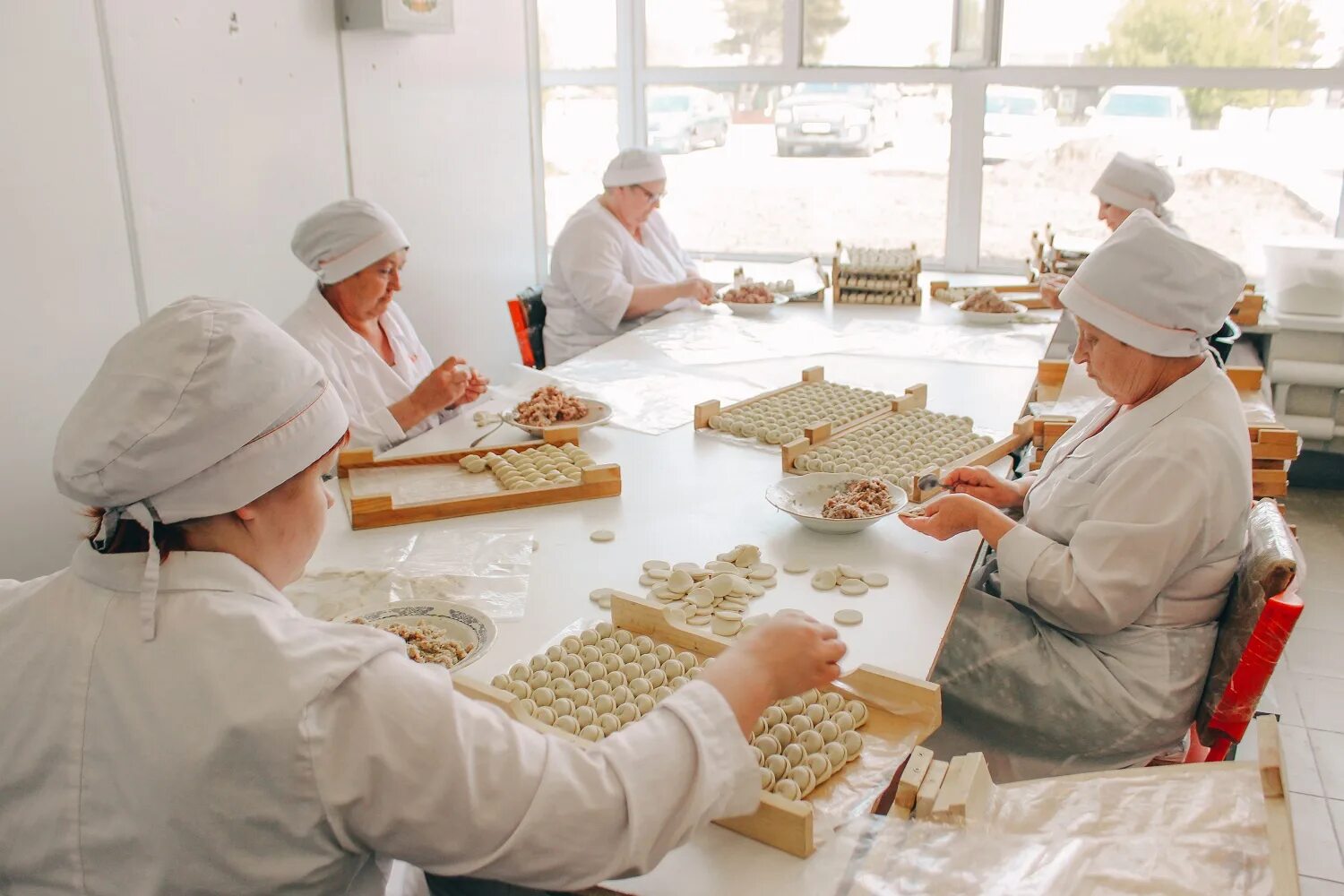 Изготовитель полуфабрикатов вакансии. Изготовитель полуфабрикатов вакансии. Давлекановский комбинат мясных полуфабрикатов. Формовщик полуфабрикатов. Формовщик колбасных изделий.