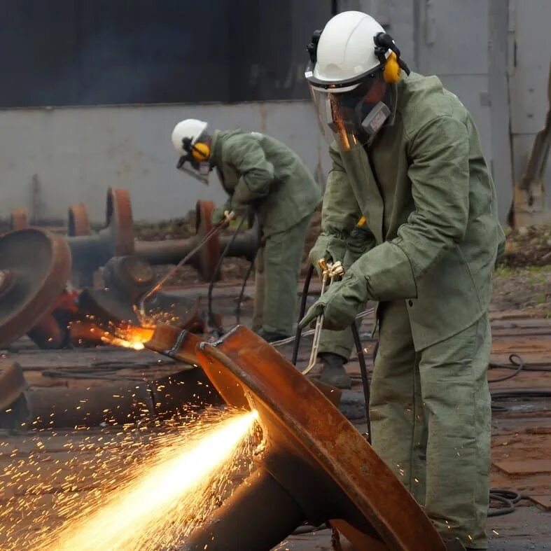 Газорезчик картинки прикольные. Газорезчик металлолома. Авито вакансии газорезчика. Резка газом балки. Ручная газовая резка.