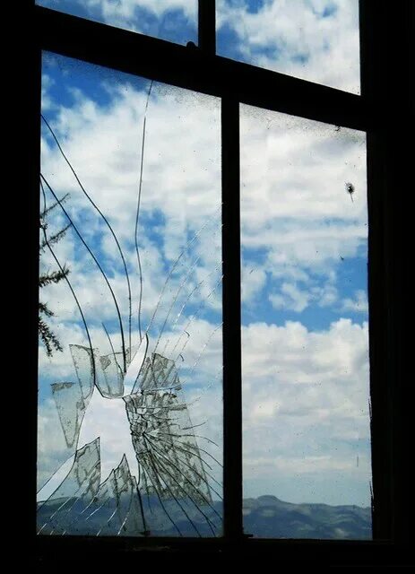 Разбитое окно. Разбитый стеклопакет. Треснутое окно. Разбитое стекло в окне.