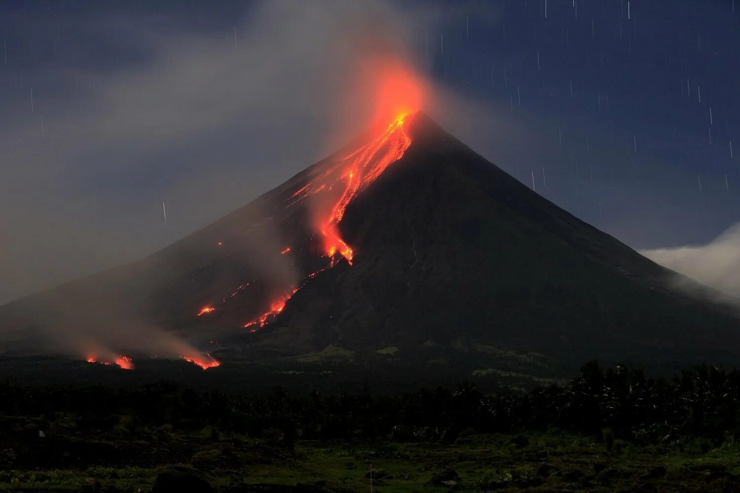 Землетрясения и извержения вулканов происходят. Вулкан Майон Филиппины. Вулканические землетрясения. Землетрясение и извержение вулкана. Линейные вулканы.