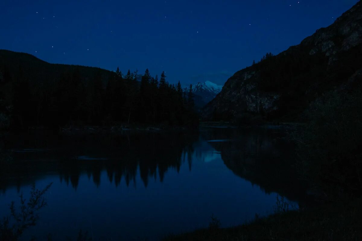 Река ночью. Речка ночью. Узкая река ночь. Река ночью фото.