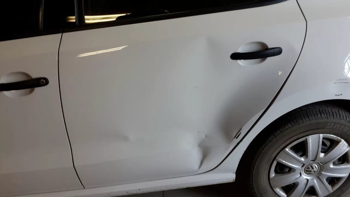 Царапина на машине. Pdr вмятина на ребре. Поцарапал дверь машины. Вмятина сбоку. Бампер авто с вмятиной.