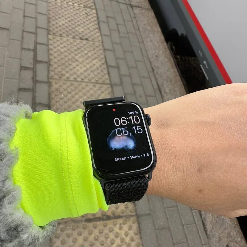 Несколько часов на руке. Современные женские часы. Часы спадают. Мужчина с часами на руке. Карманные часы на цепочке.