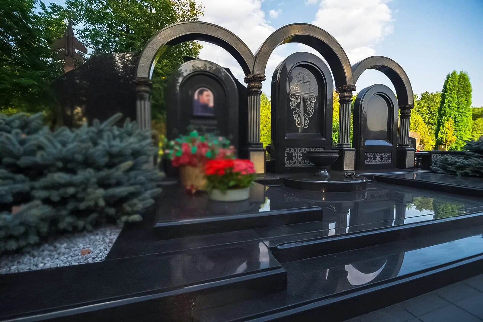 Могилы из гранита фото. Троекуровское кладбище памятники Армении. Троекуровское кладбище армянские памятники. Троекуровское кладбище памятники армянином. Самые дорогие памятники на Троекуровском кладбище.